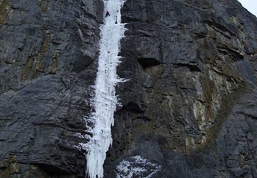 Ueli Steck (links oben) solo in „Ten years after“ © Simon Anthamatten