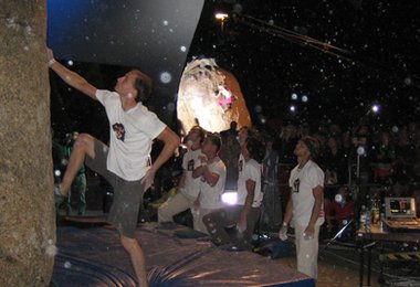 Gute Stimmung vor dem VIC in Wien. Foto: Andreas Jentzsch