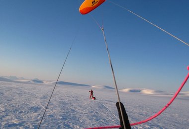 Auf dem Weg von den Gronau Nunatakkern nach Paul Stern Land klappt es endlich mit dem Kiten. In 2 Tagen legen wir 80 km zurück