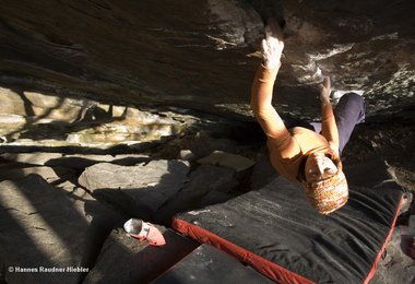 Barbara Raudner bouldert Hobbygärtner Fb 7c+ bloc