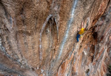 Alex Megos beim Klettern in der Türkei (c) jannovphotgraphy