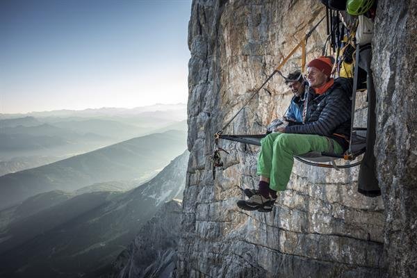 Christian Gamsjäger und Heli Putz beim Biwakieren in der Südwand des Dachsteins. (Fotorechte: © ServusTV / Heli Putz) 