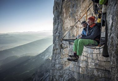 Christian Gamsjäger und Heli Putz beim Biwakieren in der Südwand des Dachsteins. (Fotorechte: © ServusTV / Heli Putz) 