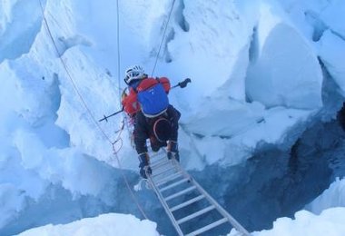 Lhotse: Gerlinde im oberen Teil des Eisbruchs; Foto © H.Takeuchi