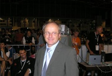 Dem überglücklichen Helmut Knabl fehlen die Worte...(links hinten)Cheftrainer Reini Scherer