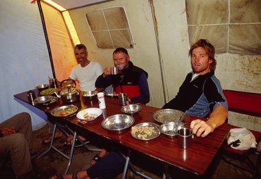 Im Küchenzelt des Basislagers