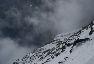 Gerlinde sucht eine Linie durch Fels und Schnee, Bild: D. Göttler