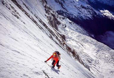 Ueli Steck (Schweiz) im unteren Teil der Annapurna Südwand 