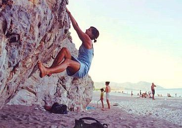 Adriana beim Bouldern am Strand (Olympos Beach)
