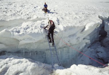 Spalten wurden am Pik Lenin mit Aluleitern gesichert.