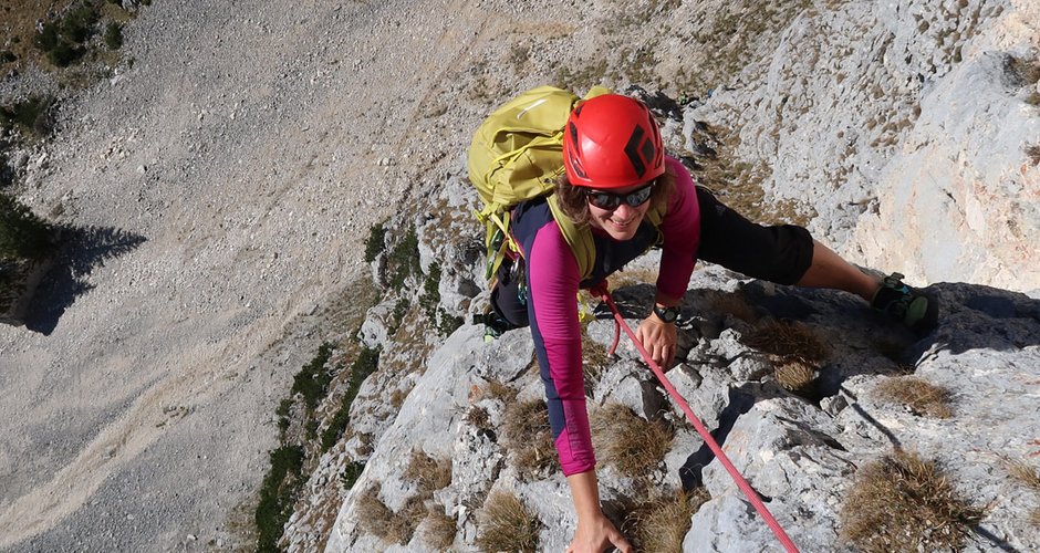 Der Apex Climb 25 liegt perfekt am Rücken an, der Kopf ist frei.