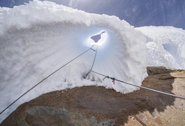 Der Tunnel im Gipfeleisfeld des Cerro Torre © Berg im Bild / Salewa