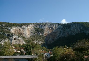 Kirchenfelsen und Hauptwand über dem Ort Osp