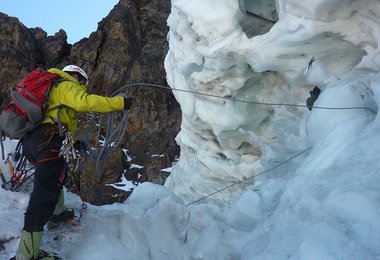 Florian Hill beim vorbereiten der Abseilstelle