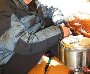 Warten auf heisses Wasser und das Auftauen des Schmelzkäse