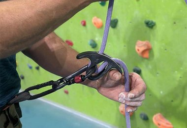 Seilausgeben mit dem Ocun Bow - mit Daumenunterstützung