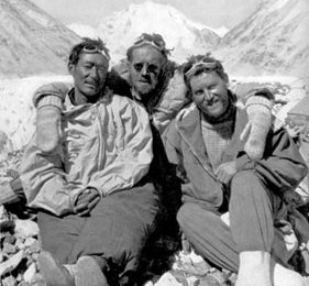 Die Gipfelmannschaft: Pasang, Tichy und Jöchler.