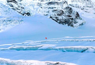 Der AirMarker oberhalb einer Gletscherspalte