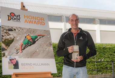 Bernd Kullmann mit seiner Auszeichnung