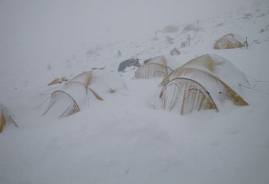 Cho Oyu 2011 / Starker Schneefall - die Zelte im ABC (5700m) verschwinden schön lamgsam (c) Martina Bauer