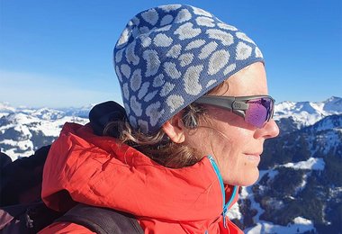 Der Shokz Openrun Pro liegt schön an, auch unter der Kappe.