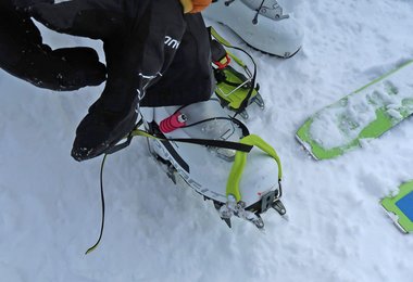 Bei Skischuhen ohne vordere Kante ist das Semi-Steigeisen perfekt. Es hält natürlich auch auf Skischuhen mit Vorderkante.