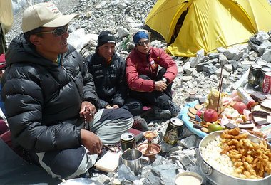 Puja im Basislager Bild: H.Takeuchi