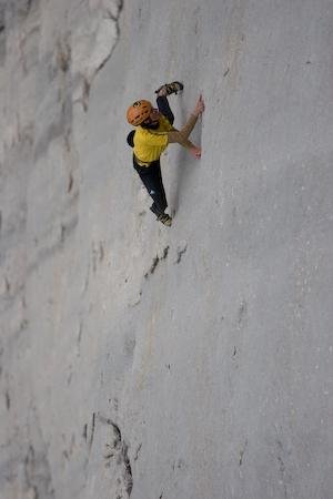 Hansjörg Auer 2007 free solo in der 19. SL der Route 'Weg durch den Fisch', 9- © Heiko Wilhelm
