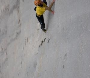 Hansjörg Auer 2007 free solo in der 19. SL der Route 'Weg durch den Fisch', 9- © Heiko Wilhelm