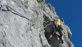 Sigi Brachmayer in der Seillänge nach dem Wandbuch in „Freundeskreis“.