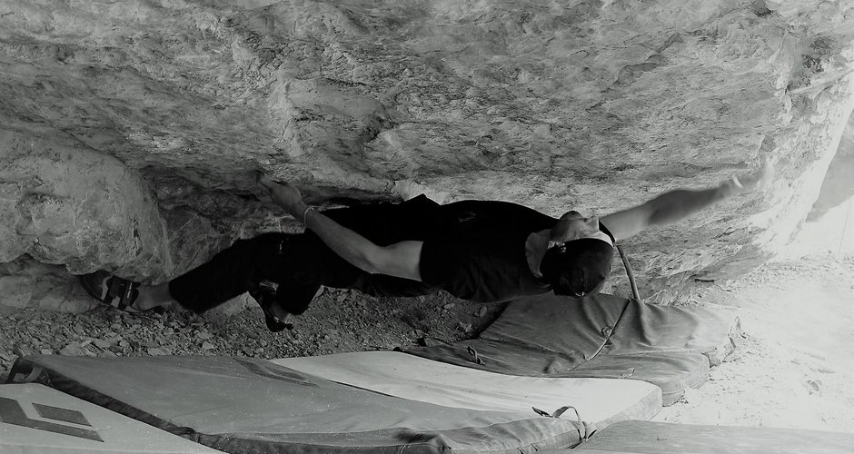 Toni Lamprecht in seinem Boulder "Angeschossenes Wolf" 