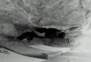 Toni Lamprecht in seinem Boulder "Angeschossenes Wolf" 