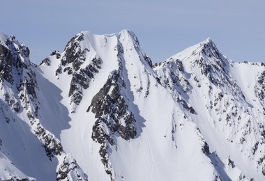 Der Gipfel mit der Aufstiegs- und Abfahrtspur der M-Line (c) Daniel Ladurner