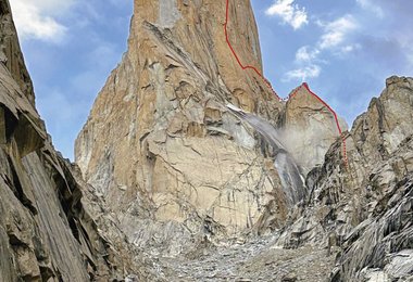 Trango Tower mit der Route Eternal Flame (c) Julius Brunner 