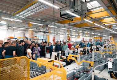 Hier besucht die Alpin-Fachpresse die Fabrik in Ziano di Fiemme (c) gaiapanozzo