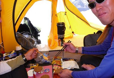 Hiro und Ralf lassen es sich in Lager 1 munden