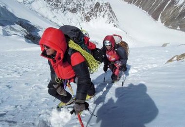 Vassiliy und Gerlinde im Aufstieg beim Fixseil-Transport kurz vor Lager III Bild: ©R.Dujmovits