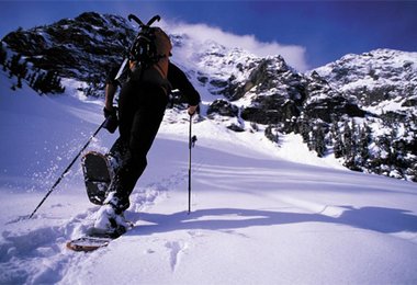 Gehen mit Schneeschuhen - hier der Zustieg zu einem Eisfall.