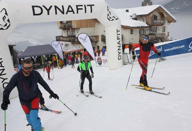 Bekannte begleiten Martin Schneider auf den ersten Metern.