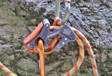 Nachsichern mit dem Alpine Up eines einzelnen nachsteigenden Kletterers. Seil blockiert unter Last selbstständig