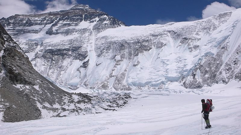 Kurz unterhalb des Lho La mit Everest Nordwand © Ralf Dujmovits www.amical.de