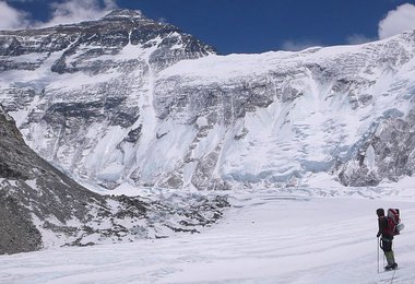Kurz unterhalb des Lho La mit Everest Nordwand © Ralf Dujmovits www.amical.de