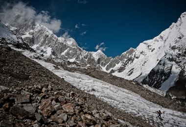 Matthias Auer beim Zustieg - der Kunyang Chhish Ost im Hintergrund.