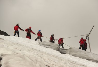 Eine Bergungsübung der Bergrettung mit dem Dreibein (Foto:  Peter Veider)