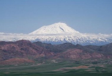 Was für ein Berg! 2400 Meter hebt sich der Ararat von der weiten Umgebung ab