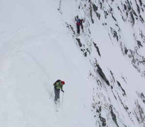 Hansjörg und Clemens studieren den Weiterweg in der Diagonalen der Gefrorenen Wand