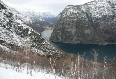 Eisklettern mit Meerblick auf den Aurlandsfjord