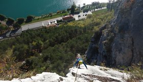1. Pfeiler der Due Spigoli - Tiefblick auf den Lago di Massenza