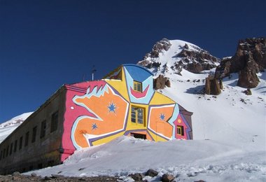 Die Station mit dem Kazbek im Hintergrund (Foto: Andi Riesner)