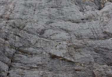 Die Marmolada Südwand. Mitten durch geht der "Weg durch den Fisch" 9-